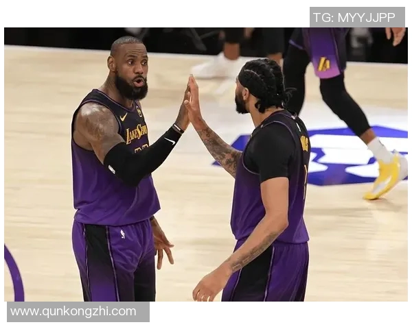 总决赛赛场微妙小动作引发热议 球员细节成焦点